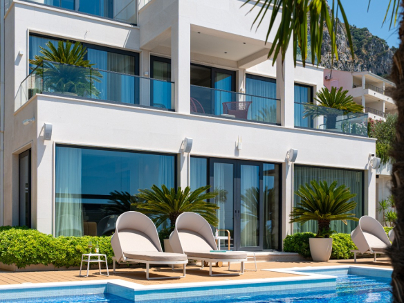 Exklusive Designervilla mit Panoramablick auf die Adria und Sveti Stefan